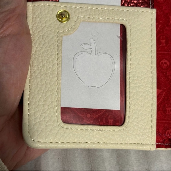 Loungefly Snow White Evil Queen White Heart Box With Dagger Wallet - Picture 6 of 14